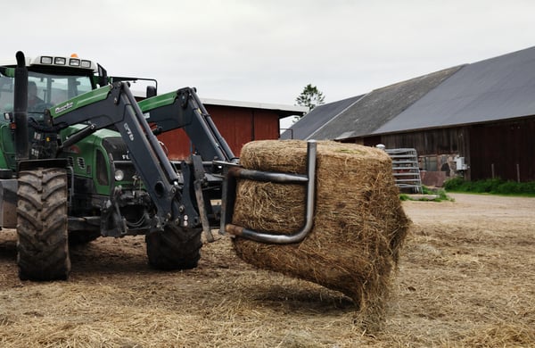 Traktor på gårdsplan