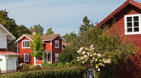 Villakvarter med vita och röda hus