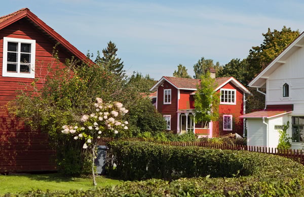 Röda och vita villor i villaområde
