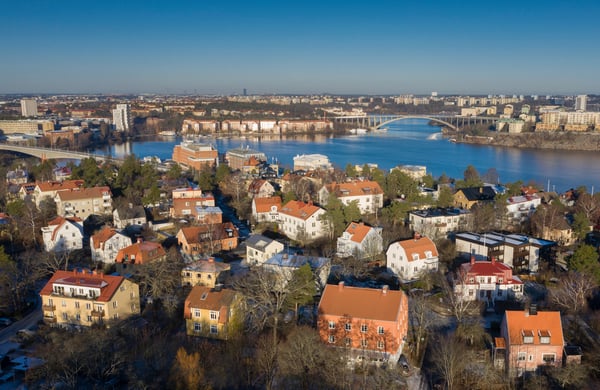 Flygbild över villakvarter i vinterskrud