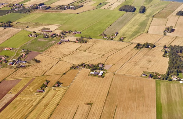 Flygbild över åkrar och gårdar
