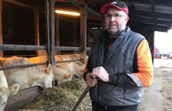 Lars Nathanaelsson med sina köttdjur