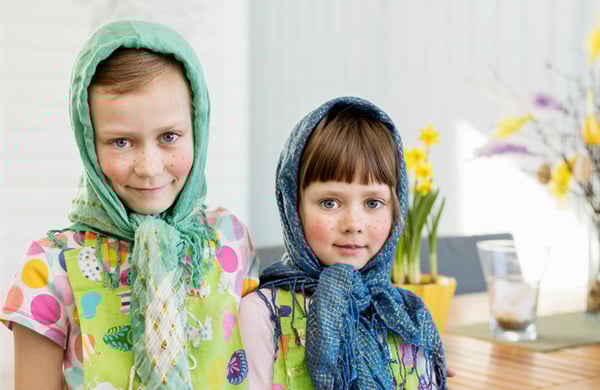 Två barn utklädda till påskkärringar
