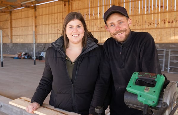 Alexander och Sofie Orrby i sitt nya stallbygge