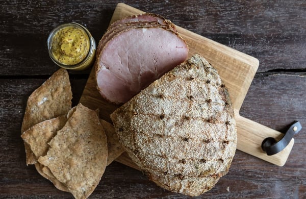 Julskinka uppskuren på ett bord