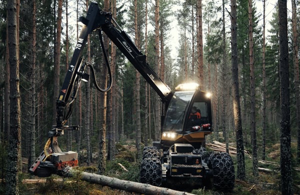 Skogsmaskin arbetar i skogen