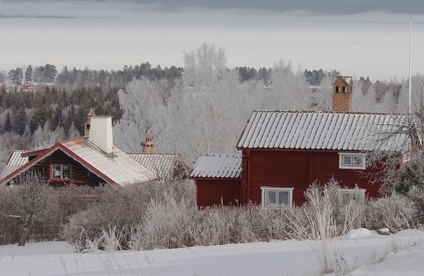 Hus i snöigt landsskap