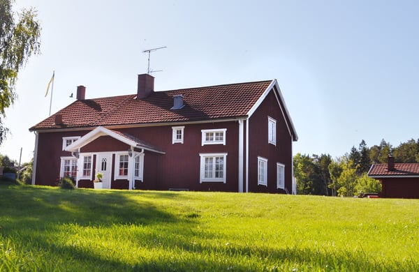 Rött hus med vita knutar