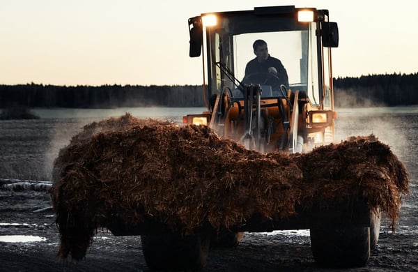 Lantbrukare kör traktor
