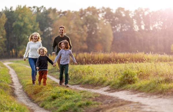Familj promenerar i naturen