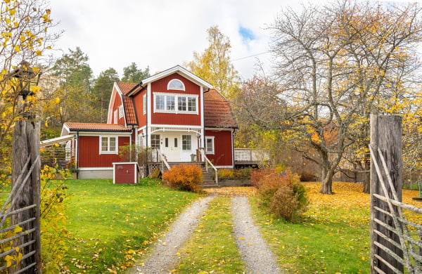 Rött hus i höstträdgård.