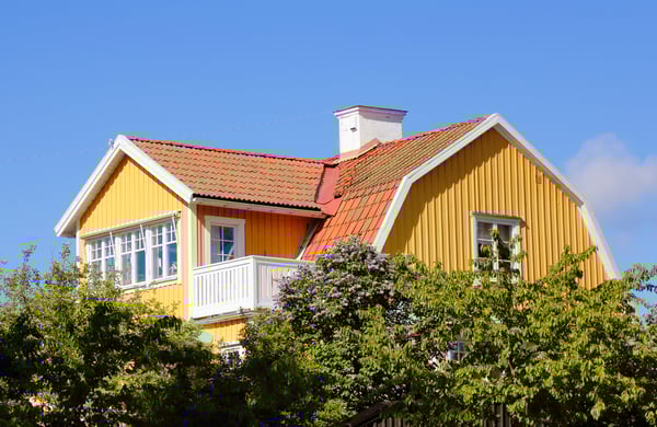 Gul villa på sommaren