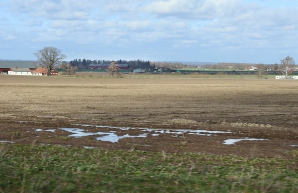 Vy över blöt åker i Östergötland