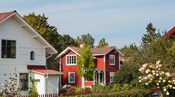 Villakvarter med vita och röda hus