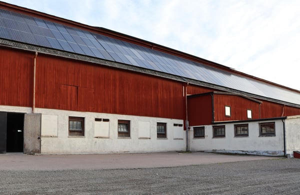 Röd och vit ladugård