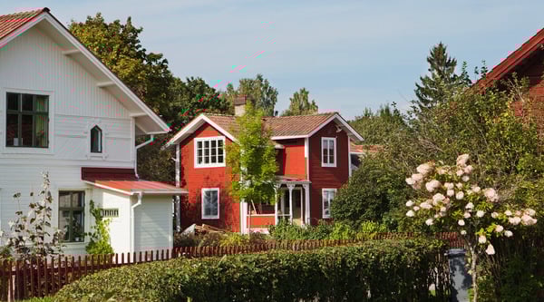 Villakvarter med vita och röda hus