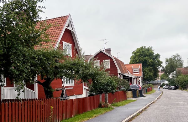 Villagata med röda hus med vita knutar.