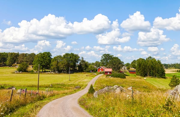 Rött hus på landsbygden