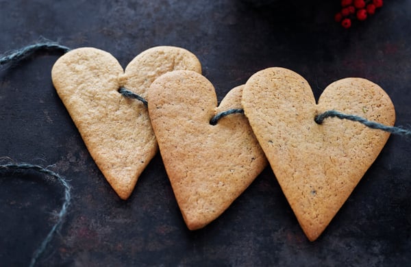 Pepparkakshjärtan på tråd