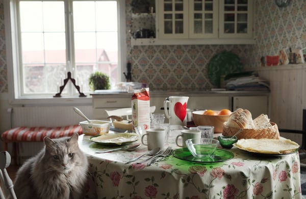 Frukost uppdukad på ett köksbord
