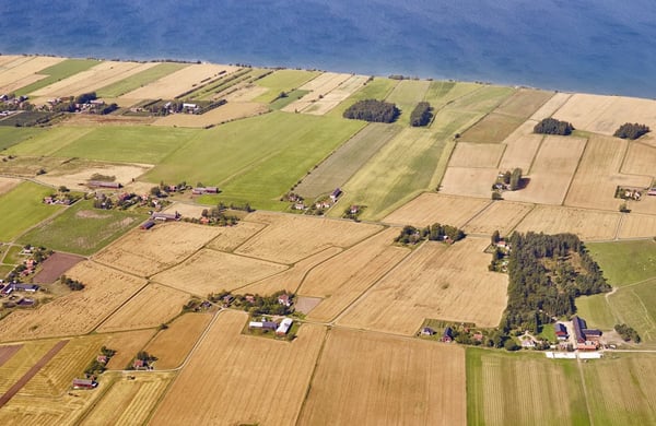 Vy över åkrar i Östergötland