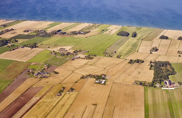 Vy över åkrar i Östergötland