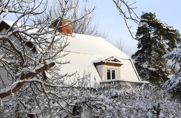 Snötäckt hustak