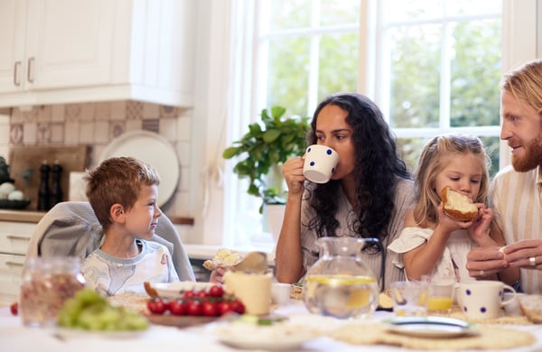 Familj äter frukost i köket
