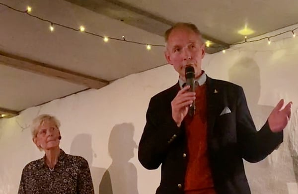 Per Lindblad med mikrofon i handen med en kvinna bredvid