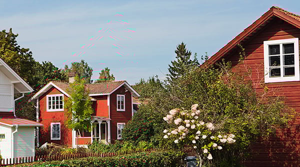 Röda och vita villor i ett villakvarter