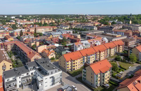 Flygbild över Enköping, lägenhetshus från ovan