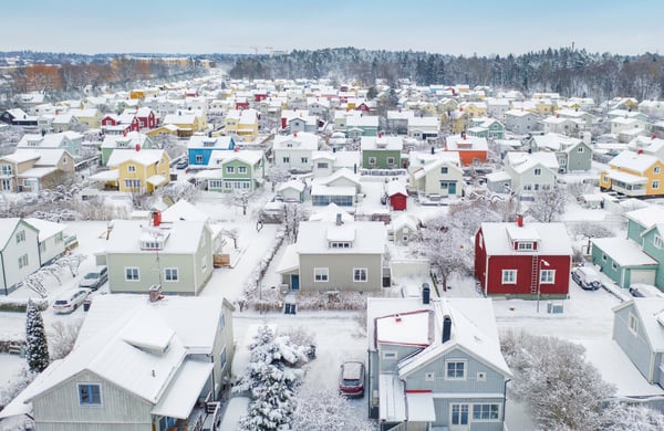 Villaområde i Enskede, vinter med snö på gator, tak och i trädgårdar.