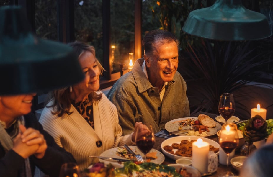 En grupp människor som sitter runt ett middagsbord