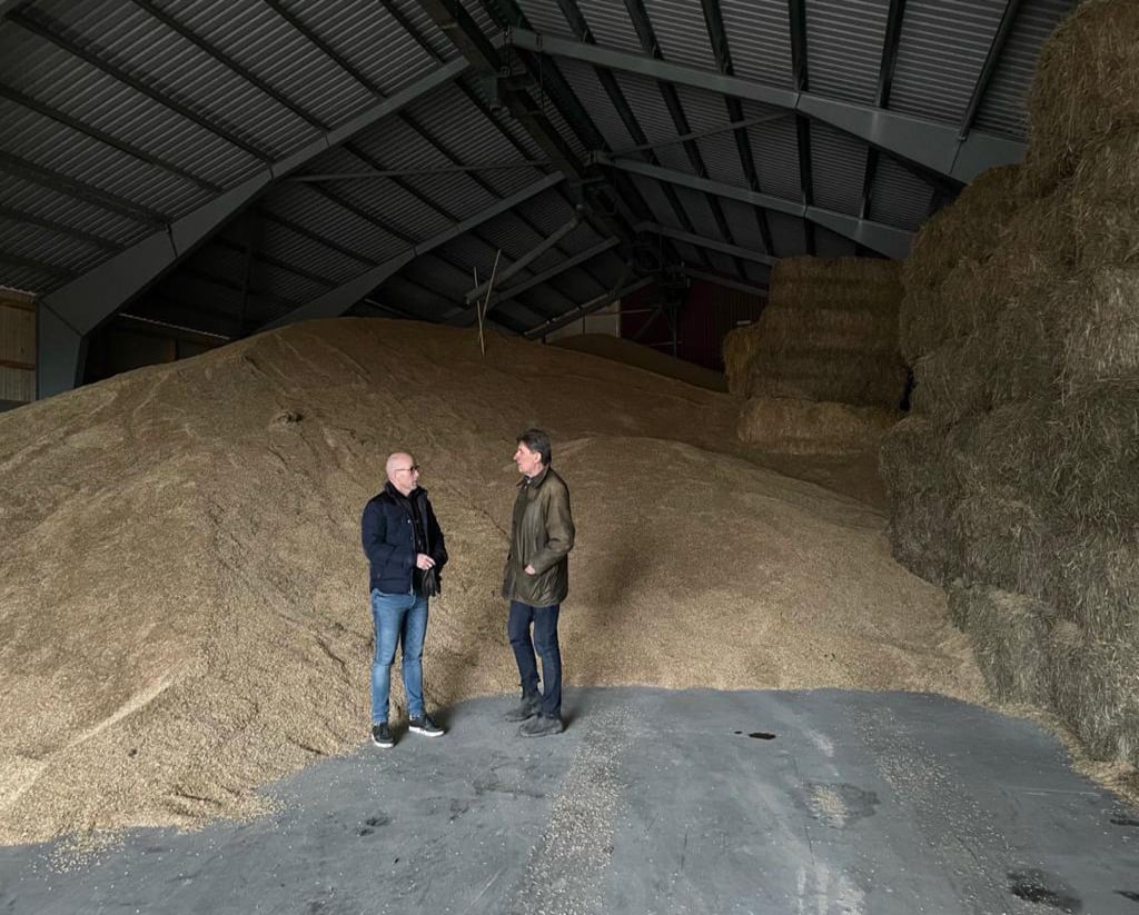 Foto inför artikel om klimatpåverkan på gårdsnivå på gård utanför Fellingsbro.